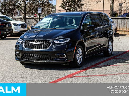 Used 2024 Chrysler Pacifica Touring-L FWD image 4