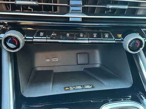 Used 2025 Chevrolet Traverse RS image 29