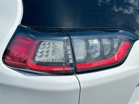 Used 2019 Jeep Cherokee Limited w/ Technology Group image 8