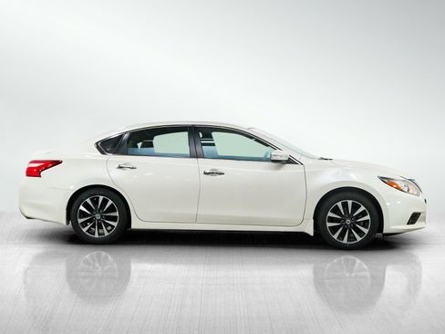 Used 2016 Nissan Altima 2.5 SL w/ Moonroof Package FWD image 6