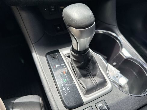 Used 2019 Toyota Highlander AWD V6 image 18