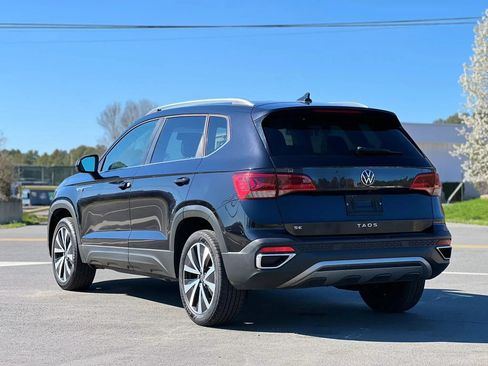 Used 2022 Volkswagen Taos SE FWD image 3