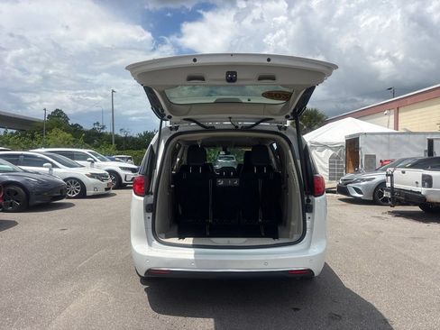 Used 2020 Chrysler Pacifica Touring-L FWD image 15
