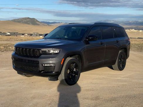 Used 2022 Jeep Grand Cherokee L Limited w/ Black Appearance Package image 4