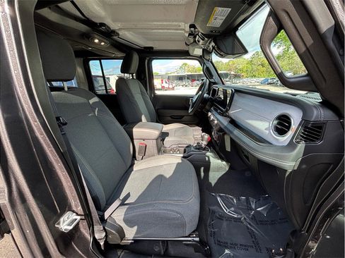 Used 2025 Jeep Wrangler Unlimited Sahara image 37