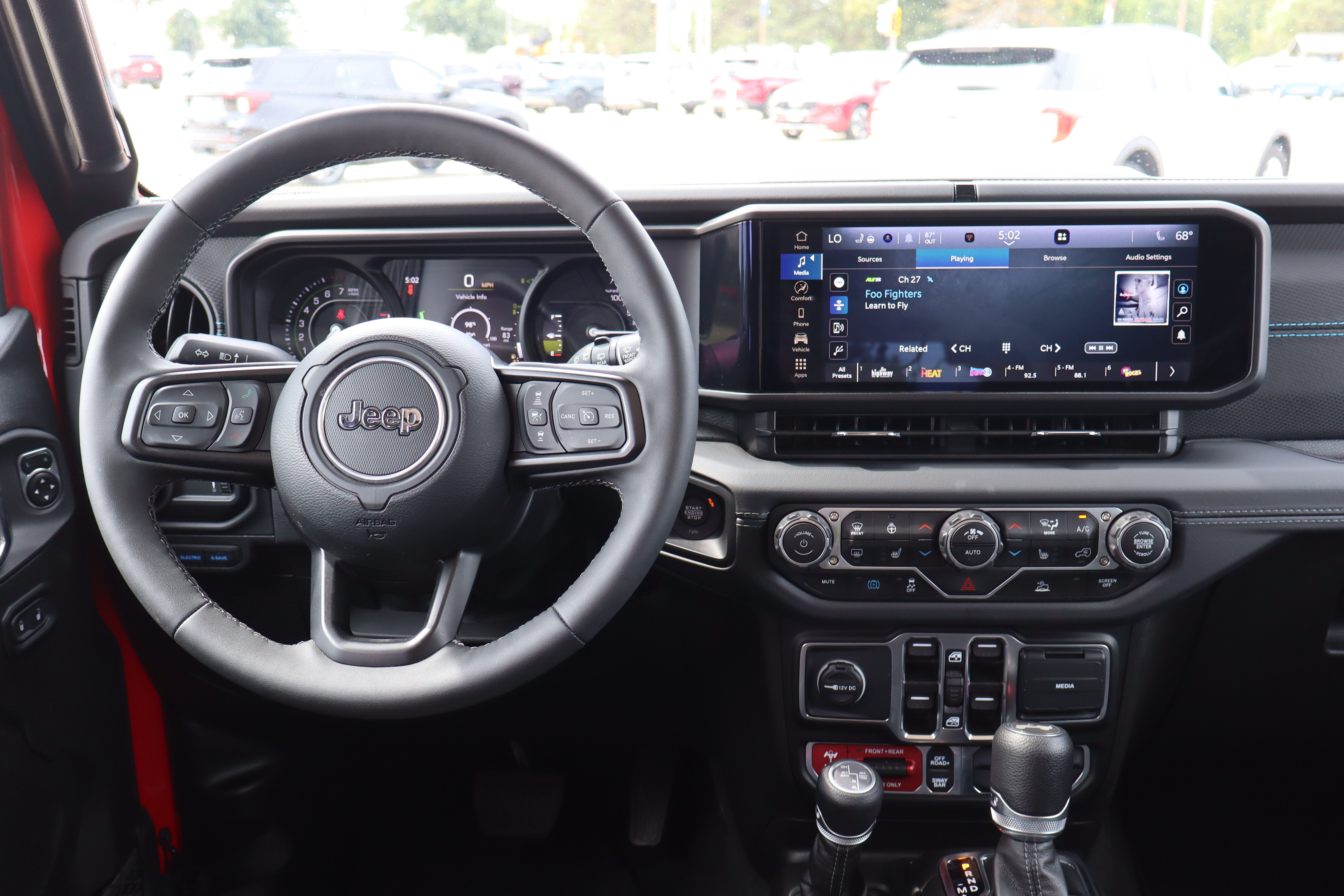 Used 2025 Jeep Wrangler Unlimited Rubicon 4xe w/ Convenience Group AWD/4WD image 13