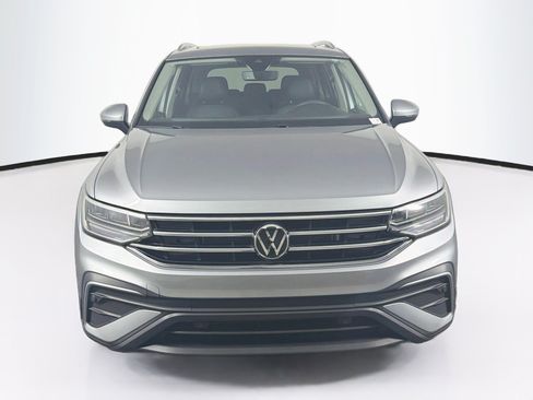 Used 2024 Volkswagen Tiguan SE FWD image 2