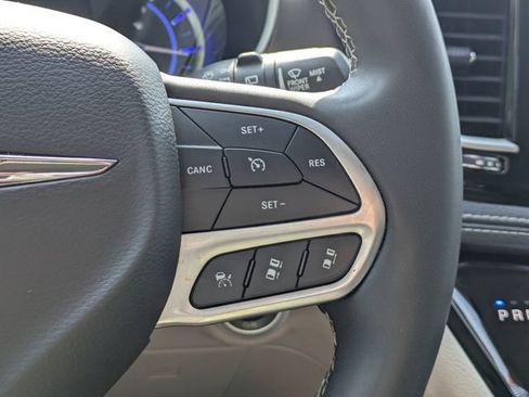 Used 2024 Chrysler Pacifica Limited FWD image 29