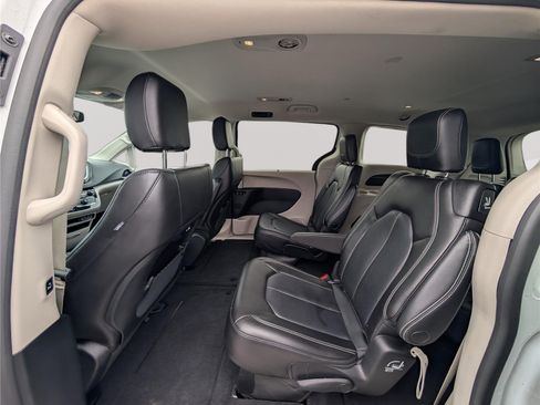Used 2023 Chrysler Pacifica Touring-L FWD image 14
