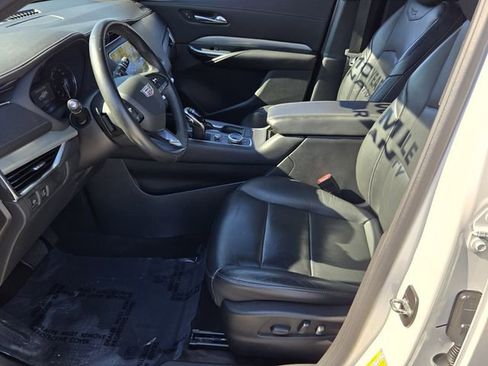 Used 2022 Cadillac XT4 Premium Luxury w/ Enhanced Visibility Package FWD image 10