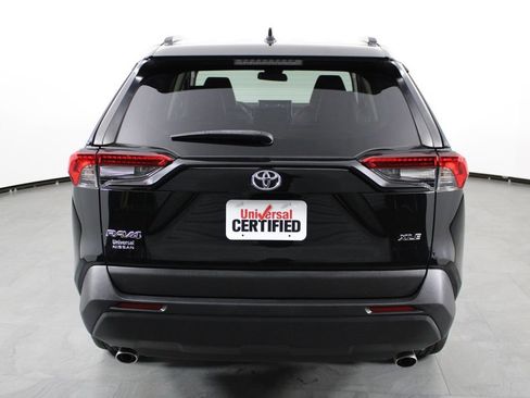 Used 2021 Toyota RAV4 XLE Premium image 10