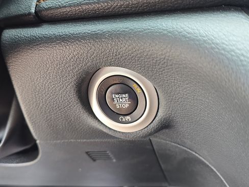 Used 2023 Chrysler Pacifica Pinnacle FWD image 28