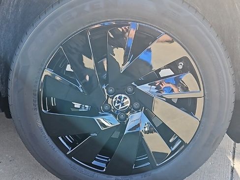 New 2026 Volkswagen Atlas Cross Sport SE image 9