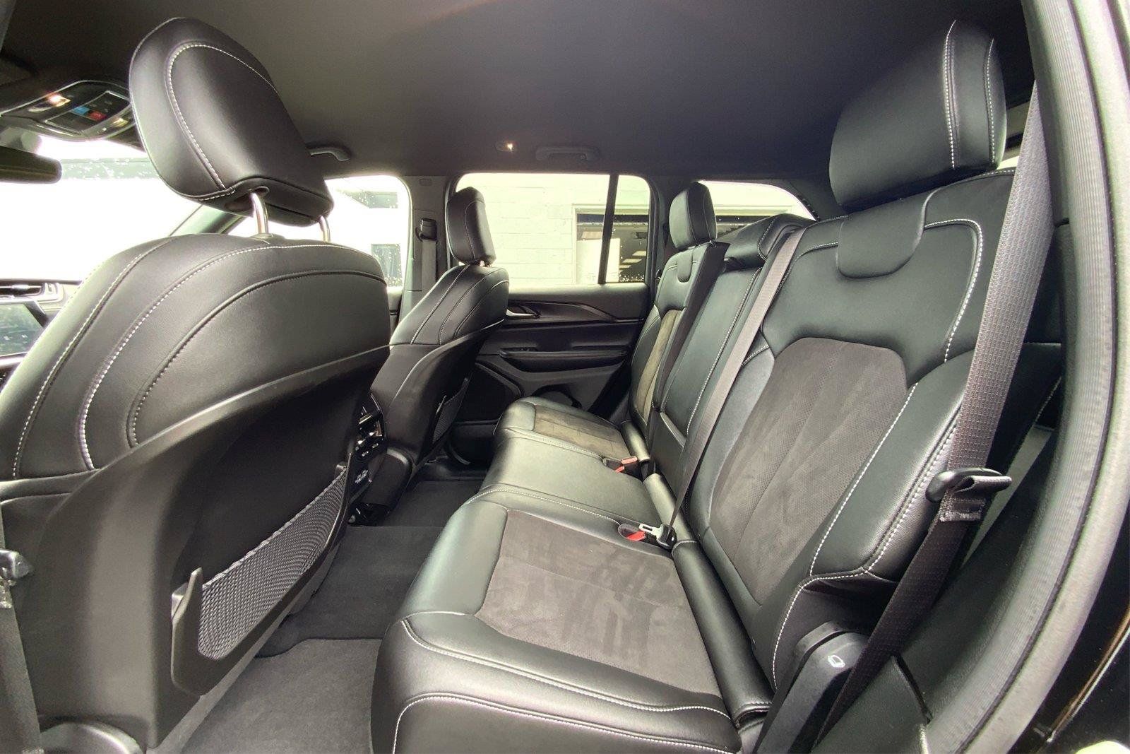 Used 2023 Jeep Grand Cherokee Altitude AWD/4WD image 11