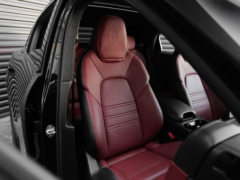 Certified 2025 Porsche Cayenne GTS AWD/4WD image 37