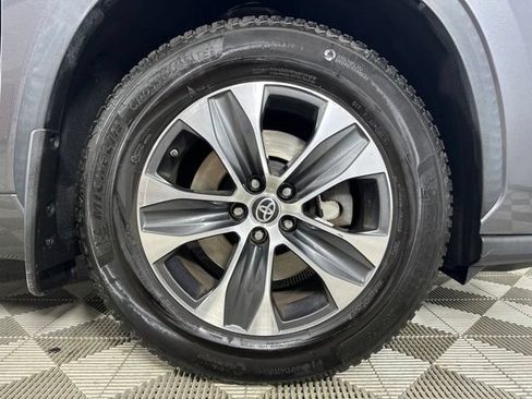 Used 2021 Toyota Highlander XLE AWD/4WD image 14