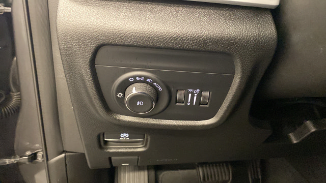 Used 2025 Jeep Grand Cherokee L Limited w/ Black Appearance Package AWD/4WD image 24