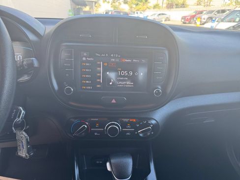 Used 2025 Kia Soul LX w/ LX Technology Package FWD image 16
