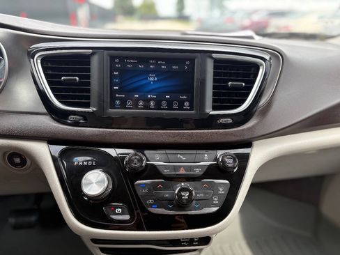 Used 2018 Chrysler Pacifica Touring-L FWD image 20