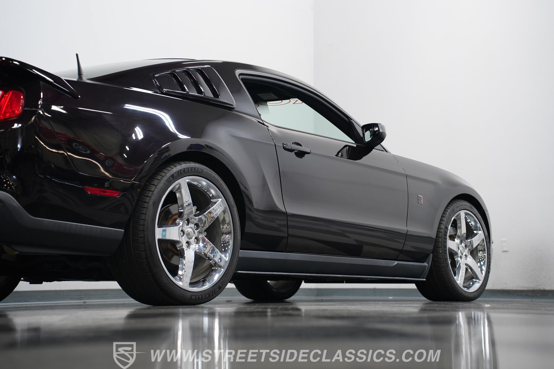Used 2012 Ford Mustang GT Premium w/ HID Headlamps & Security Pkg RWD image 27