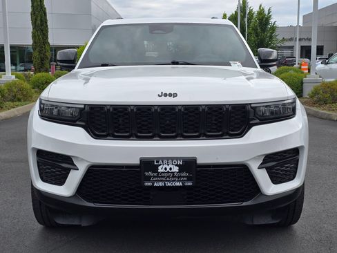 Used 2023 Jeep Grand Cherokee Altitude AWD/4WD image 8