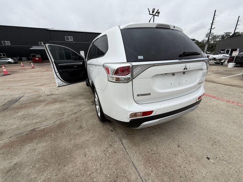 Used 2015 Mitsubishi Outlander SE image 30