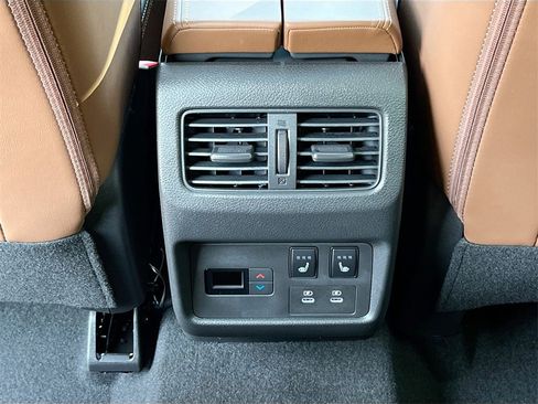 Used 2025 Nissan Rogue Platinum w/ Tech Package image 31