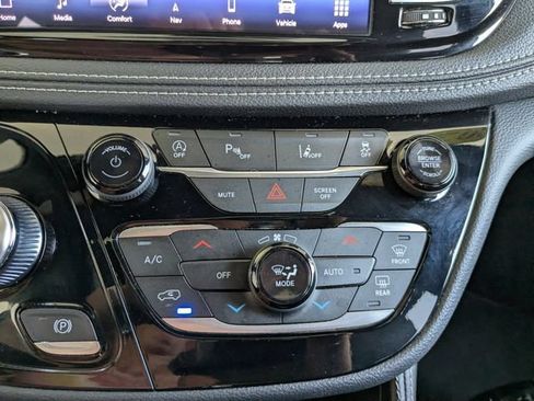 Used 2025 Chrysler Pacifica Limited FWD image 15