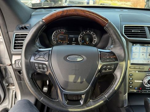 Used 2017 Ford Explorer Platinum image 15