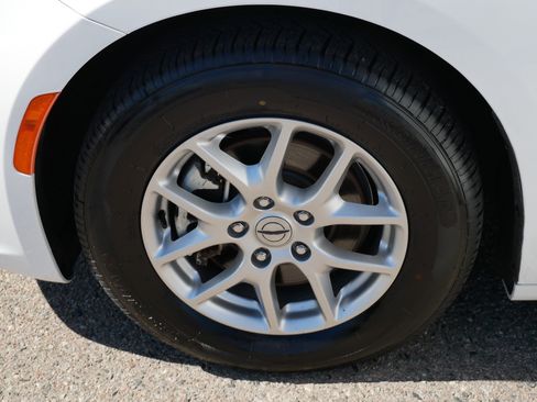 Used 2023 Chrysler Pacifica Touring-L image 14