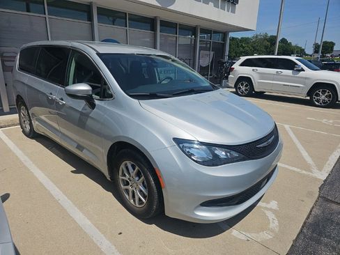 Used 2022 Chrysler Voyager LX FWD image 6
