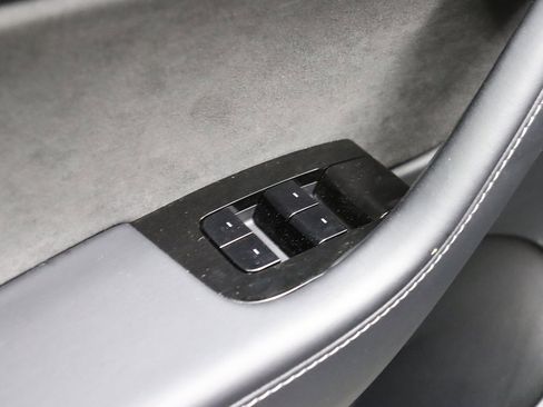 Used 2021 Tesla Model Y Long Range image 30