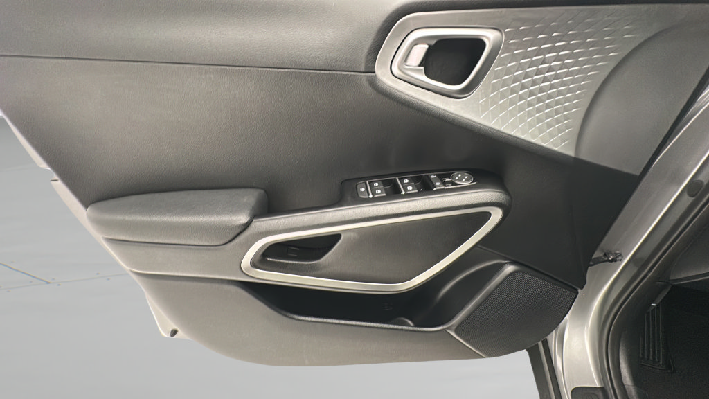 Used 2025 Kia Soul LX w/ LX Technology Package FWD image 13