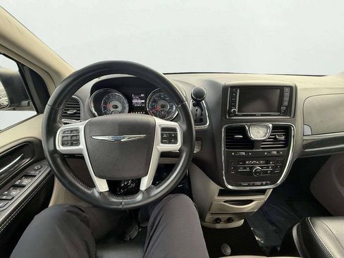 Used 2016 Chrysler Town & Country Touring FWD image 16