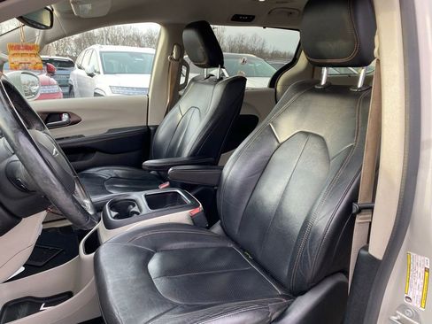 Used 2017 Chrysler Pacifica Touring-L Plus w/ Tire & Wheel Group image 21