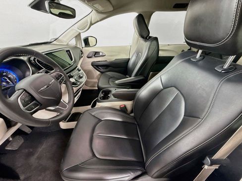 Used 2024 Chrysler Pacifica Touring-L FWD image 6