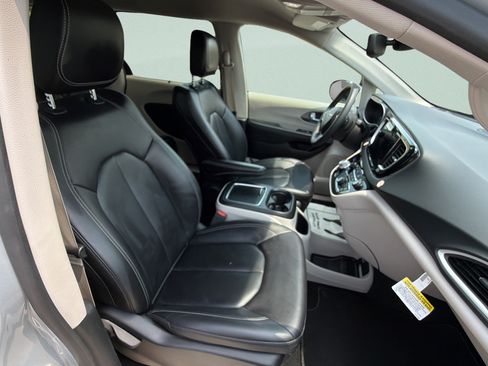Used 2024 Chrysler Pacifica Touring-L FWD image 10