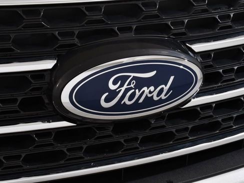 Used 2022 Ford Explorer XLT w/ Equipment Group 202A AWD/4WD image 22