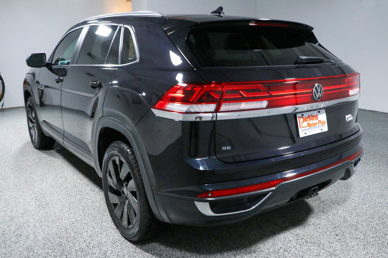 Used 2024 Volkswagen Atlas Cross Sport SE FWD image 9