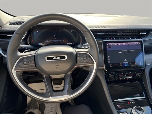 Used 2023 Jeep Grand Cherokee Limited w/ Luxury Tech Group II image 9