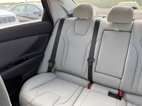 Used 2025 Hyundai Elantra Limited image 39