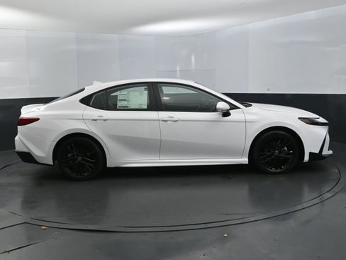 Used 2025 Toyota Camry SE image 6