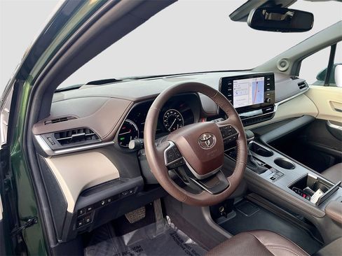 Used 2024 Toyota Sienna Platinum image 9