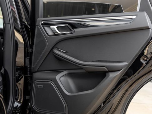 Certified 2026 Porsche Macan AWD/4WD image 37