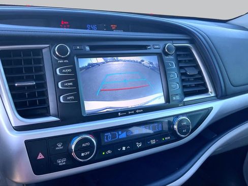 Used 2018 Toyota Highlander XLE w/ Carpet Mat Package (TMS) AWD/4WD image 27