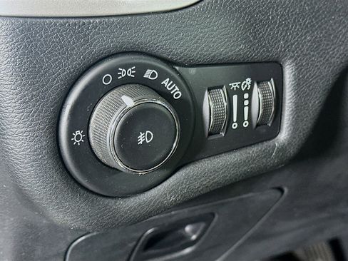Used 2016 Jeep Cherokee Latitude FWD image 16