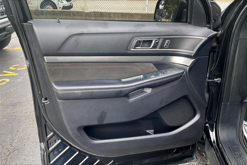 Used 2018 Ford Explorer XLT w/ Equipment Group 202A AWD/4WD image 22