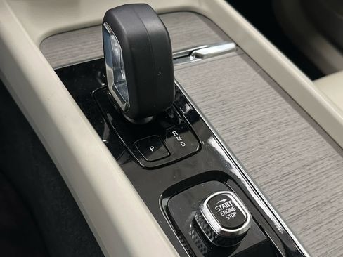 Used 2023 Volvo XC60 B5 Plus image 30