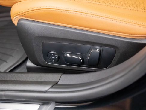 New 2025 BMW 330i xDrive Sedan w/ Convenience Package AWD/4WD image 15