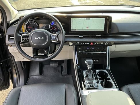 Used 2024 Kia Carnival EX image 27